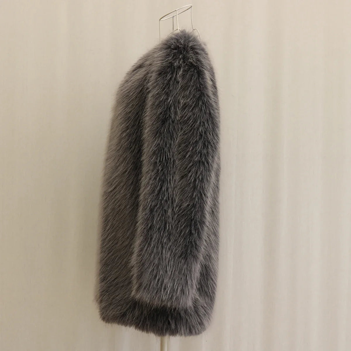 Stella | Zotteliger kunstpelzmantel für damen für einen auffälligen statement look