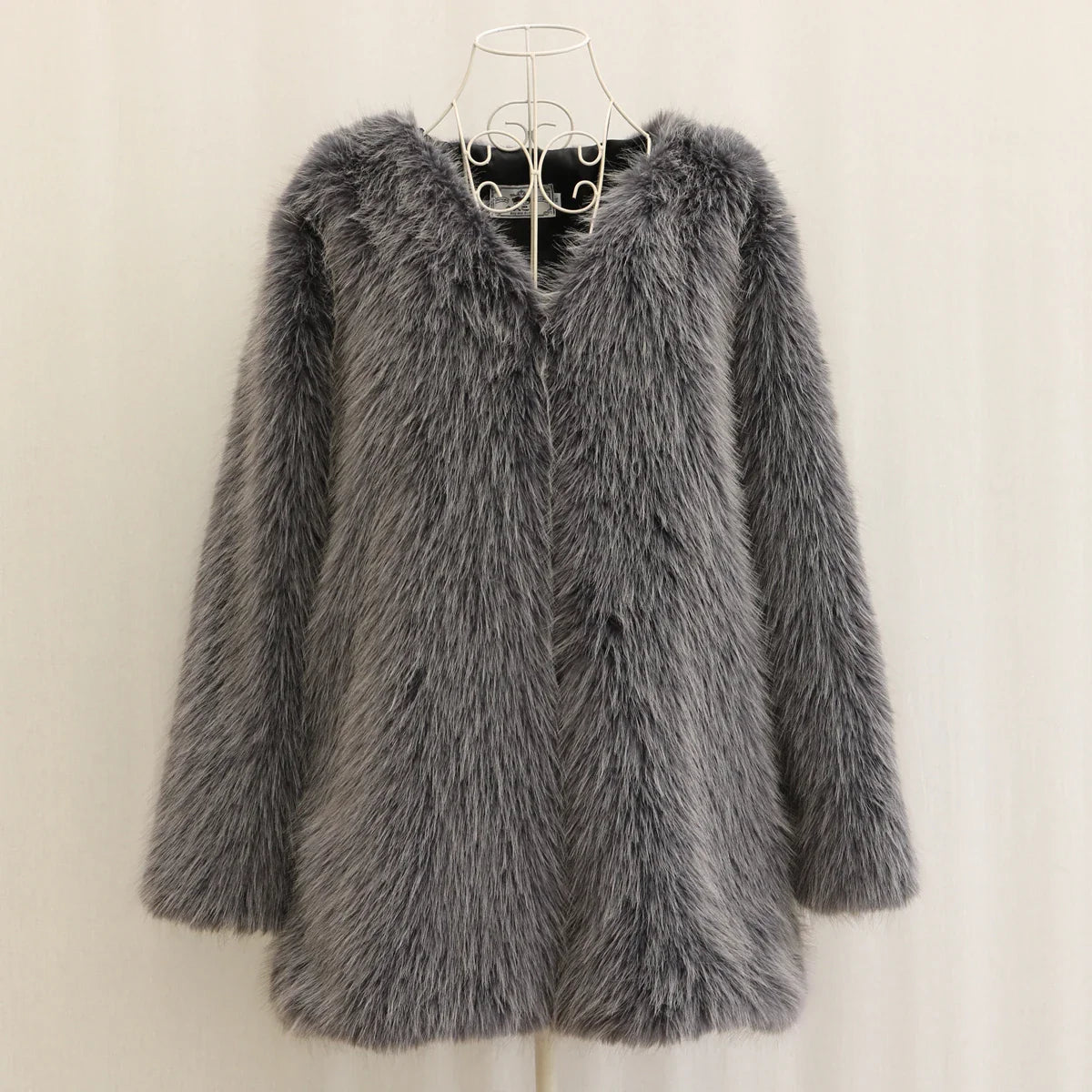 Stella | Zotteliger kunstpelzmantel für damen für einen auffälligen statement look