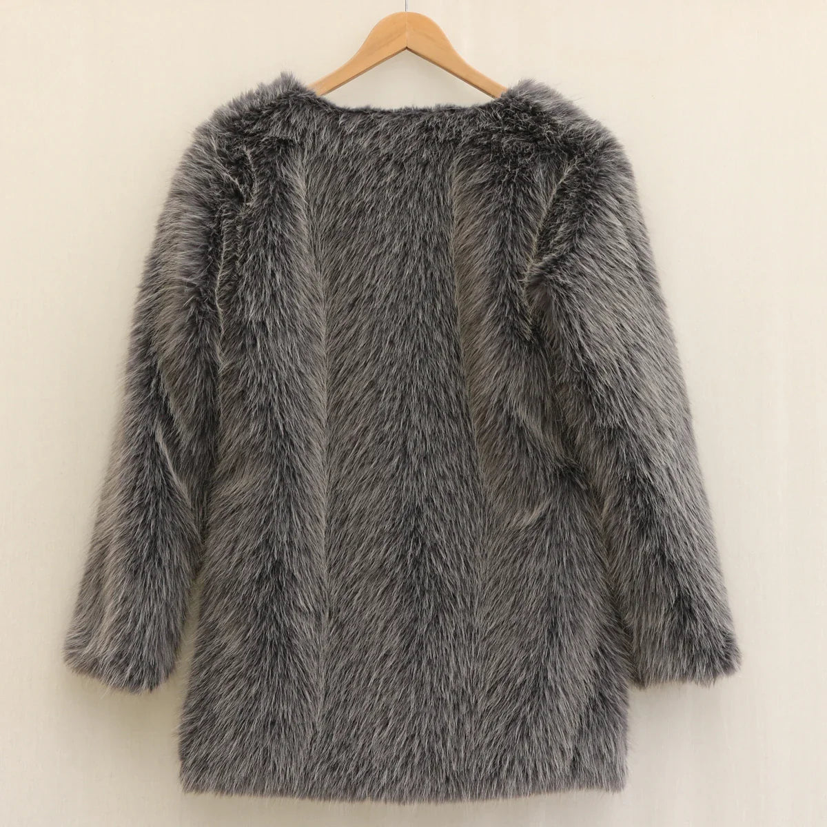 Stella | Zotteliger kunstpelzmantel für damen für einen auffälligen statement look